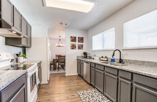 West San Antonio Maison | SA Jewel! Wfall Pool, Solar! Fire P, SeaW, Fies5