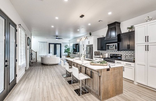 Central Oklahoma City Maison | SOLENA VIP OKC: Heated pool, Jacuzzi, grill, pool table outside; cozy interior.