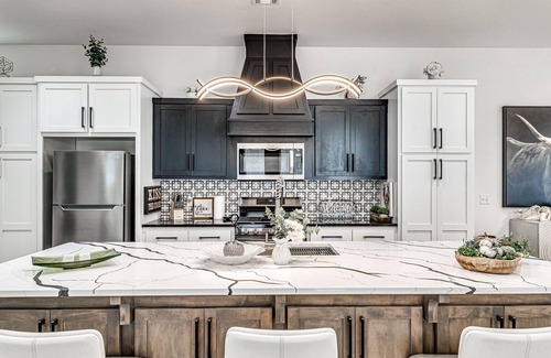 Central Oklahoma City Maison | SOLENA VIP OKC: Heated pool, Jacuzzi, grill, pool table outside; cozy interior.