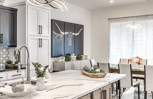 Central Oklahoma City Maison | SOLENA VIP OKC: Heated pool, Jacuzzi, grill, pool table outside; cozy interior.