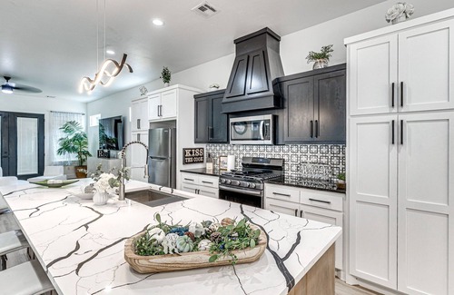Central Oklahoma City Maison | SOLENA VIP OKC: Heated pool, Jacuzzi, grill, pool table outside; cozy interior.