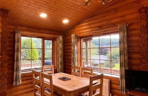 Aymestrey Appartement | Solid Log Cabin With Private Hot Tub - Oak