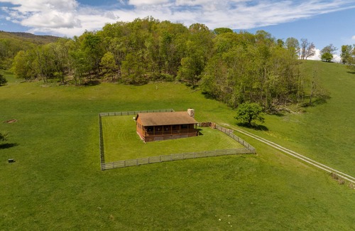 Doe Hill Maison | Ferme rarement vue sur 172 acres dans le comté de Highland