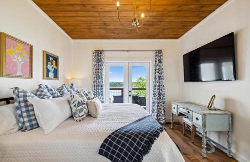 Dandridge Maison | Someday Cottage Luxury Lakefront Views for 6 withPool & Billiards