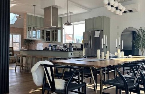Saugerties Maison | SonAra Retreat - Hot tub, pool, amazing mountain views, plus many amenities!