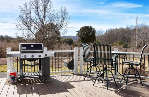 Saugerties Maison | SonAra Retreat - Hot tub, pool, amazing mountain views, plus many amenities!