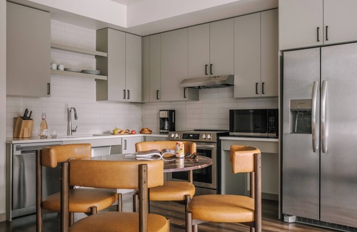 Jefferson Park Appartement | Sonder at Skyline | Accessible King Studio Apartment