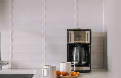 Jefferson Park Appartement | Sonder at Skyline | King Studio Apartment w/ Balcony