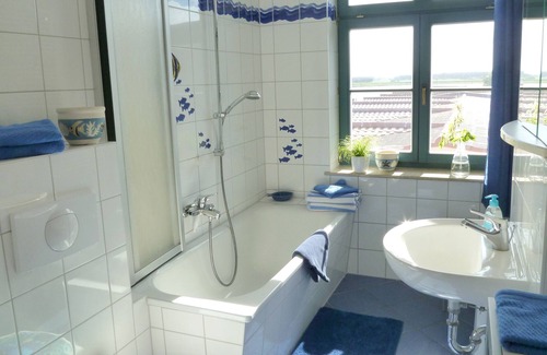 Karlshagen Appartement | Sonnenresidenz en situation d'eau directe avec fauteuils inclinables, 2 chambres à coucher, baignoire