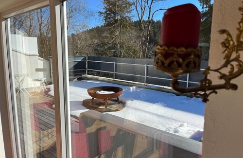 Feusisberg Appartement | Sonnige Loft mit Terrasse, Ladestation für Elektrofahrzeuge