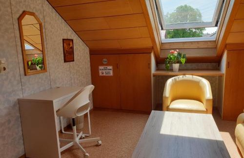 Loerrach Appartement | Sonnige ruhige Dachzimmer inkl WIFI plus Kaffee mit WG Dusche und neuer Küche