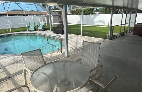 Pelican Maison | Soothing 2-bedroom house with AC, Pool & Hot tub with Privacy in Cape Coral