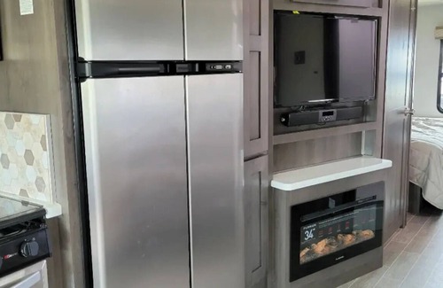 Norvelt Maison | Soothing RV with AC in charming Mount Pleasant/2021 Georgetown 5 Series 31L5