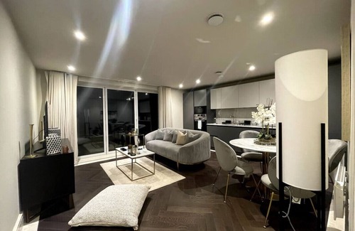Chigwell Appartement | Sophisticated 1BR, 1 BA Chigwell Designer Flat