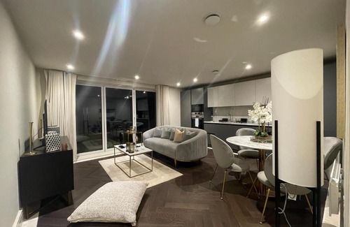 Chigwell Appartement | Sophisticated 1BR, 1 BA Chigwell Designer Flat CHCL F2