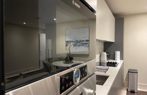 Chigwell Appartement | Sophisticated 1BR, 1 BA Chigwell Designer Flat CHCL F2