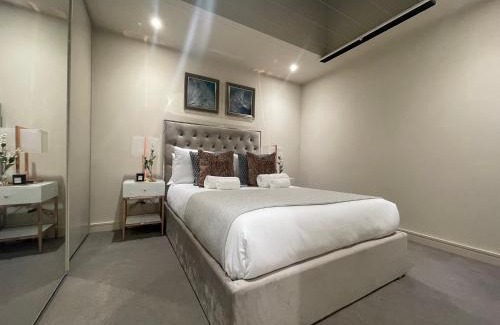 Chigwell Appartement | Sophisticated 1BR, 1 BA Chigwell Designer Flat CHCL F2