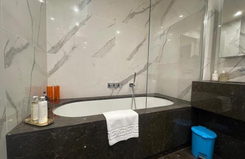 Chigwell Appartement | Sophisticated 1BR, 1 BA Chigwell Designer Flat CHCL F2