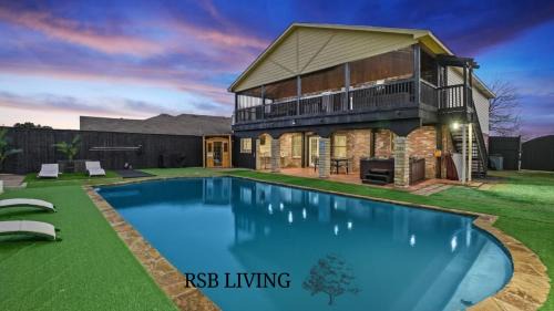 South Arlington Maison | Sophisticated 5BR 2,5BA Holiday Villa - Pool Sauna Hot Tub