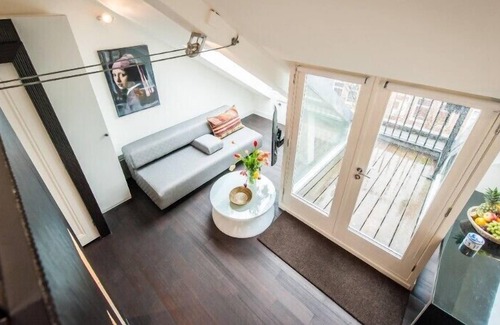 Dapperbuurt Appartement | Sophisticated and bright rooftop studio for 2 pers near Oosterpark with balcony