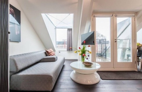 Dapperbuurt Appartement | Sophisticated and bright rooftop studio for 2 pers near Oosterpark with balcony