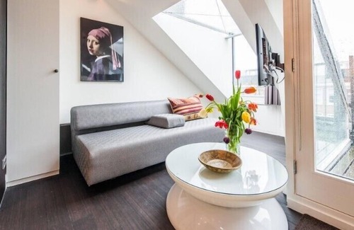 Dapperbuurt Appartement | Sophisticated and bright rooftop studio for 2 pers near Oosterpark with balcony