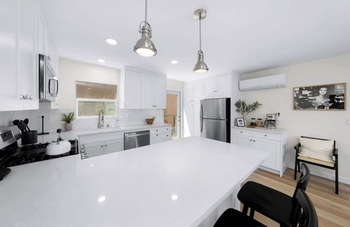 Mission Hills Appartement | Sophisticated Comfort in Mission Hills: 2Bed Condo