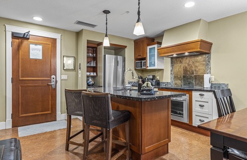 Canmore Copropriété | Sophisticated Mountain Condo – Pool, Hot Tub & Park Pass