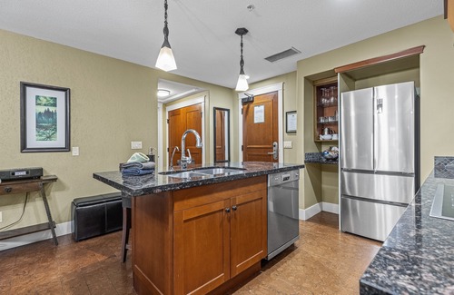 Canmore Copropriété | Sophisticated Mountain Condo – Pool, Hot Tub & Park Pass