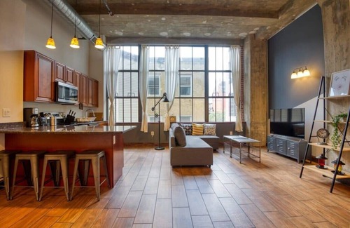 West Poplar Appartement | Sosuite | 1BR Apt w W/D, Gym, On-Site Restaurant