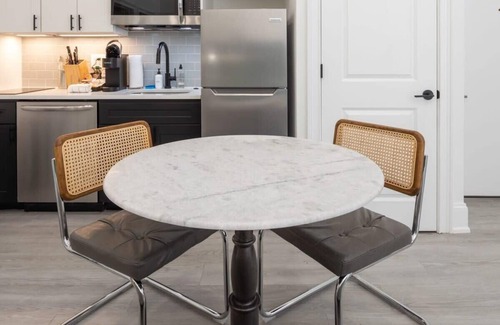 Rittenhouse Row Appartement | Sosuite | 1BR Apt w W/D, Desk Alcove