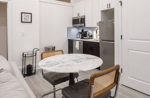 Rittenhouse Row Appartement | Sosuite | 1BR Apt w W/D, Desk Alcove