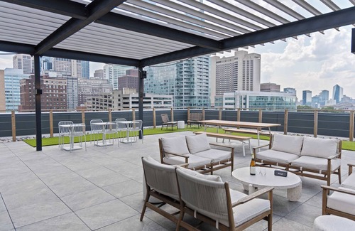 Logan Square Appartement | Sosuite | 1BR Apt w Roof Deck, Gym, Laundry