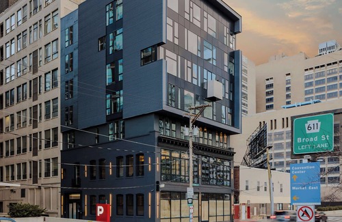 Logan Square Appartement | Sosuite | 1BR Apt w Roof Deck, Gym, Laundry