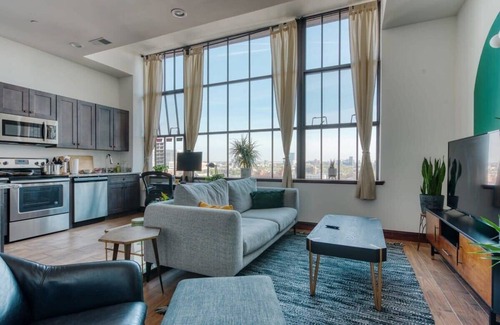 West Poplar Appartement | Sosuite | 1BR Penthouse w W/D, Gym, On-Site Bar