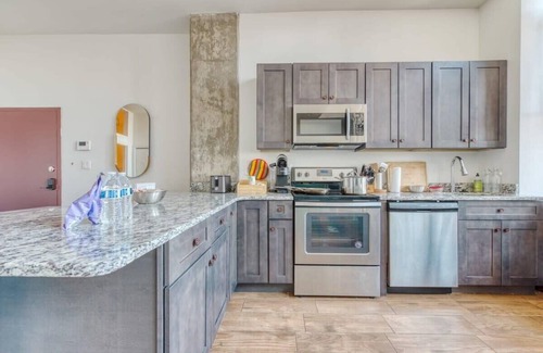 West Poplar Appartement | Sosuite | 1BR Penthouse w W/D, Gym, On-Site Bar