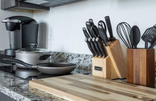 West Poplar Appartement | Sosuite | 1BR Penthouse w W/D, Gym, On-Site Bar