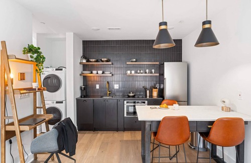 Old City Appartement | Sosuite | 2Bed Apt w Juliet Balcony, Den, Laundry