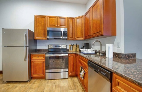 West Poplar Appartement | Sosuite | 2BR Apt w. W/D, Gym, On-Site Restaurant