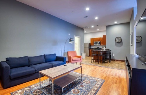 West Poplar Appartement | Sosuite | 2BR Apt w. W/D, Gym, On-Site Restaurant