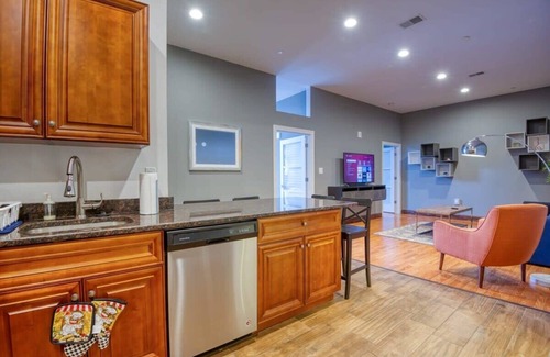 West Poplar Appartement | Sosuite | 2BR Apt w. W/D, Gym, On-Site Restaurant