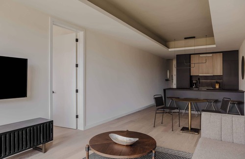 Logan Square Appartement | Sosuite | Corner 1BR Apt w Roof Deck, Gym, Laundry