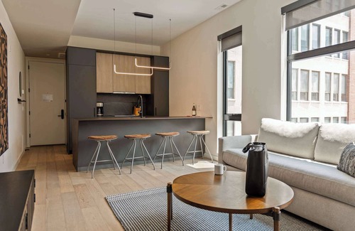 Logan Square Appartement | Sosuite | Corner 1BR Apt w Roof Deck, Gym, Laundry