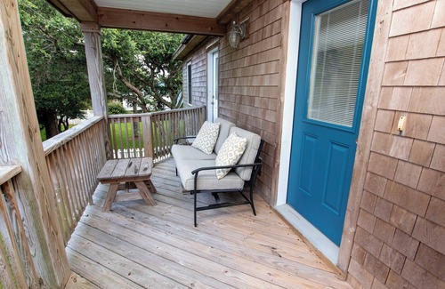Brigands' Bay Maison | Soundside, Fire Pit, Screened in Porch, Fenced in Backyard, Charming Beach House