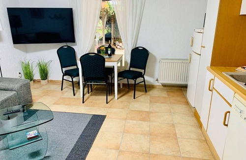 Gehlsdorf Appartement | Souterrain Apartment - Erdgeschoss - Einfaches Souterrain Monteur-apartment mit Sauna + Garten