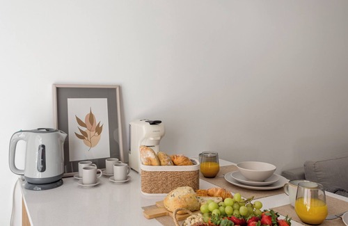 Seixal Appartement | South Bank 2BR with Coal-Fired Hot Tub and BBQ