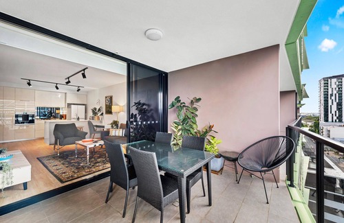 South Brisbane Appartement | South Bank Living! ~ 1bed, 1bath, 1car, Balcony