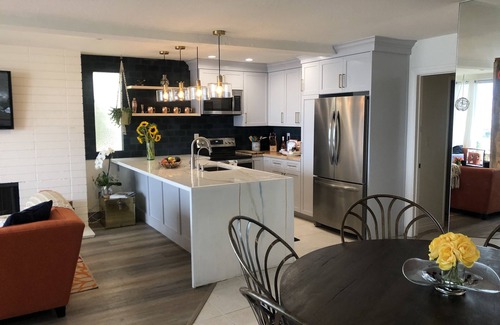 Balboa Island Maison | South Bayfront Home with Patio and Rooftop