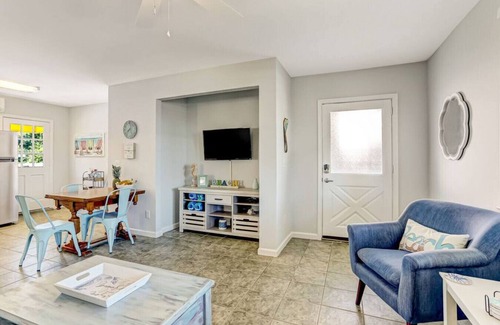 Fernandina Beach Copropriété | South Beach Cabana Down | Patio | Pool | Across Street from Beach