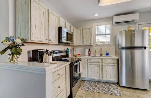 Fernandina Beach Copropriété | South Beach Cabana Down | Patio | Pool | Across Street from Beach